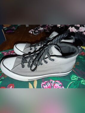 Converse Gray Low Top Chuck Taylor Sneakers Men’s 7 Women’s 9